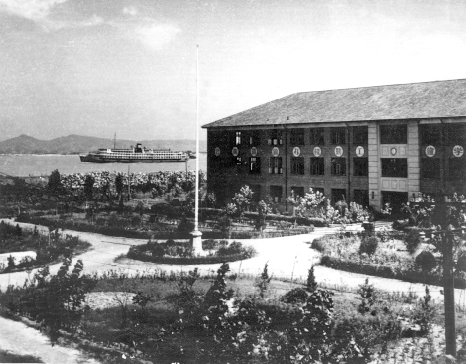 1980年,接受南京市教育局所属"南京市走读中专学校"委托,代办走读